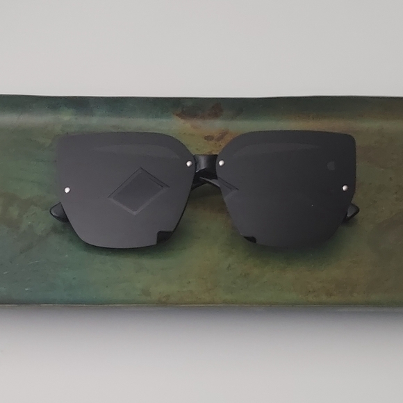 Men's Oversized Designer Italian Sunglasses Black with Red & Green Stripe Side - Picture 11 of 11